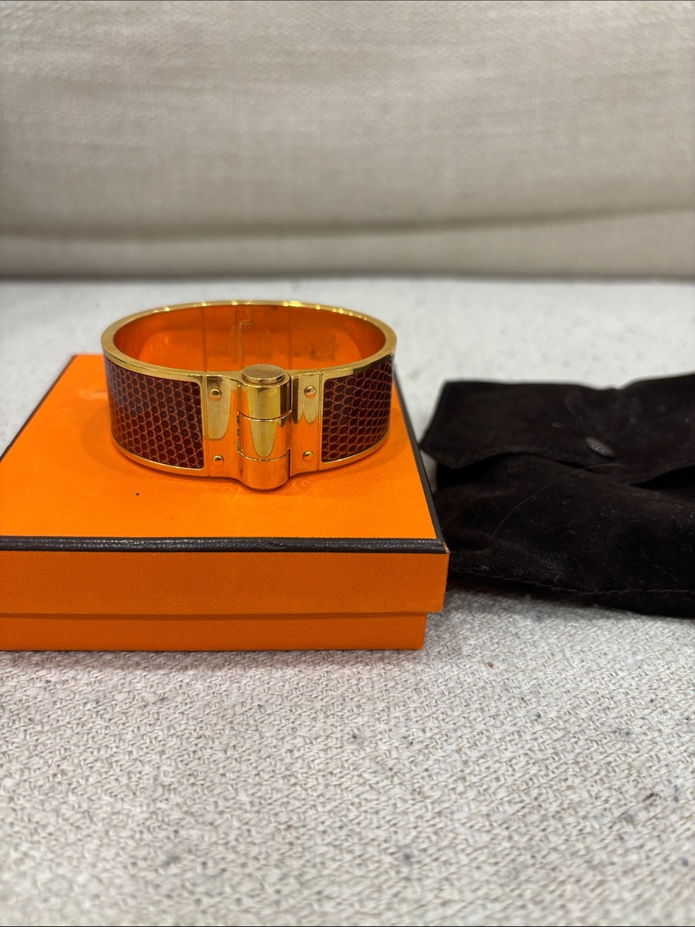 gold-plated Hermès Charnière hinged bracelet featuring textured brown